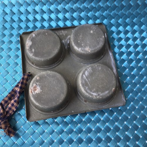 Vtg Mini Metal Biscuit Pan 4 1/4”sq Farm Farmhouse Deco Candle Holder - Picture 4 of 7
