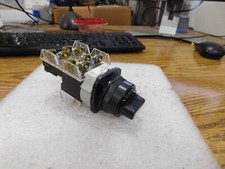 Allen-Bradley Cat. : 800H-JR2 Selector Switch with Three 800T-XA Contacts