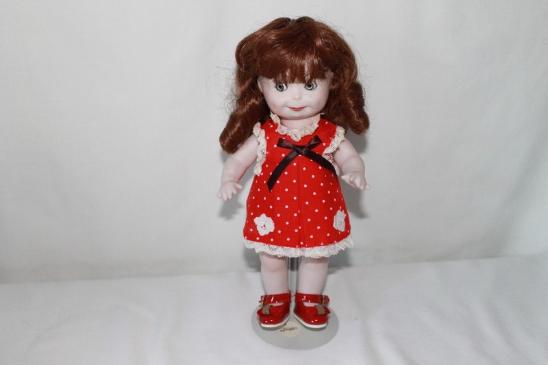 9 1/2 inch 1982 Reproduction Googlie 253 GB Germany AOM w/stand