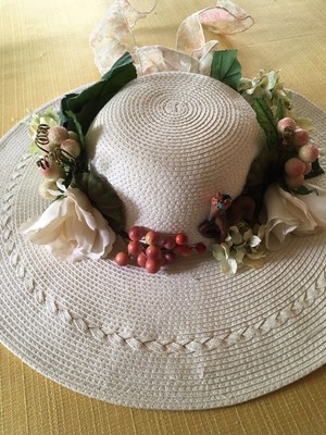 Kentucky Derby Saratoga Large Brim Prize Winning Hat Hand