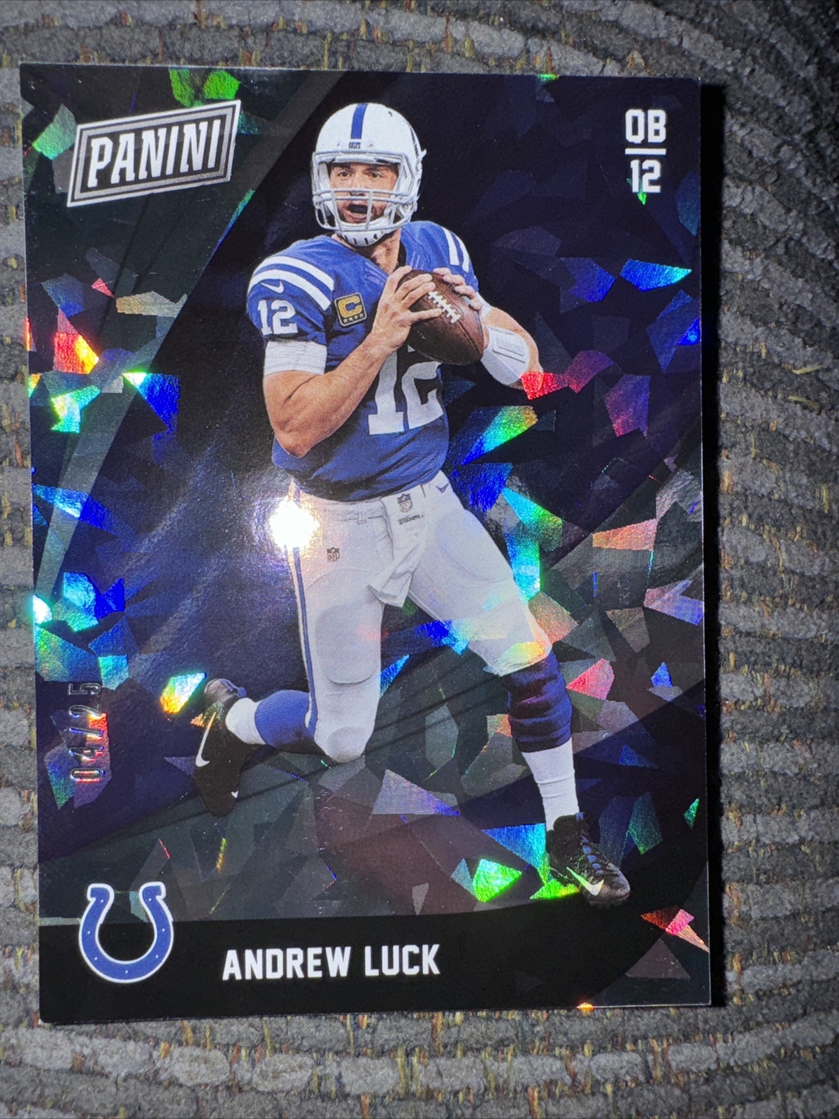 Camiseta deportiva de hielo agrietado azul de Andrew Luck Panini Black Friday SP 4/25 a juego de colores