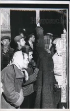 1958 Press Photo Relatives peer closely into Canada Coal Mine in Spring Hill