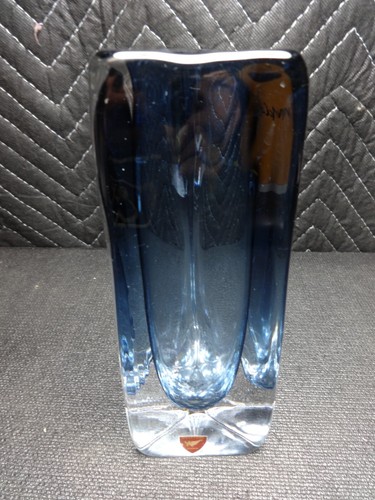 ORREFORS NILS LANDBERG SOMMERSO TRIANGLE ART GLASS VASE, MCM, BLUE, Signed - Picture 4 of 10