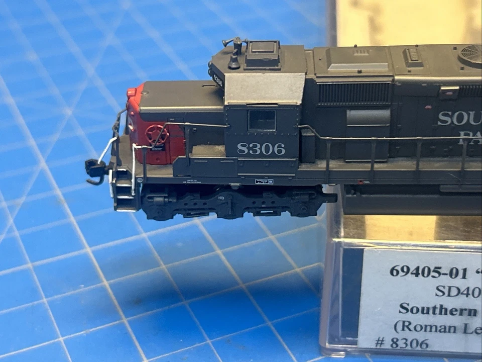 N Scale **SOUTHERN PACIFIC** SD40T-2 #8306 -- Intermountain 69405-01 - Image 3 of 4