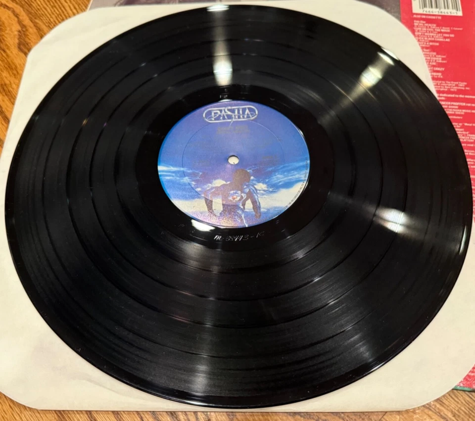 QUIET RIOT METAL HEALTH VINYL RECORD LP  CUM ON FEEL THE NOIZE LP - Image 3 of 4