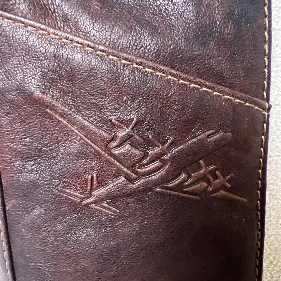 Cartera Fossil Pasaporte Cuero Rojo Cremallera Estuche Viaje Repujado Avión Correa de Muñeca Foto 2 de 4