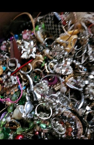 7 Pounds Jewelry Costume Vintage Mix LBS  necklaces bracelets pins rings etc lbs - Picture 5 of 5