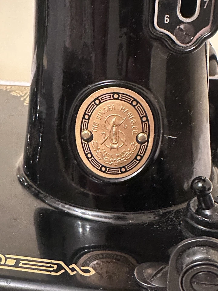 Máquina de coser Singer peso pluma 1950/60 negra 221 ¡con accesorios funciona! Foto 4 de 4