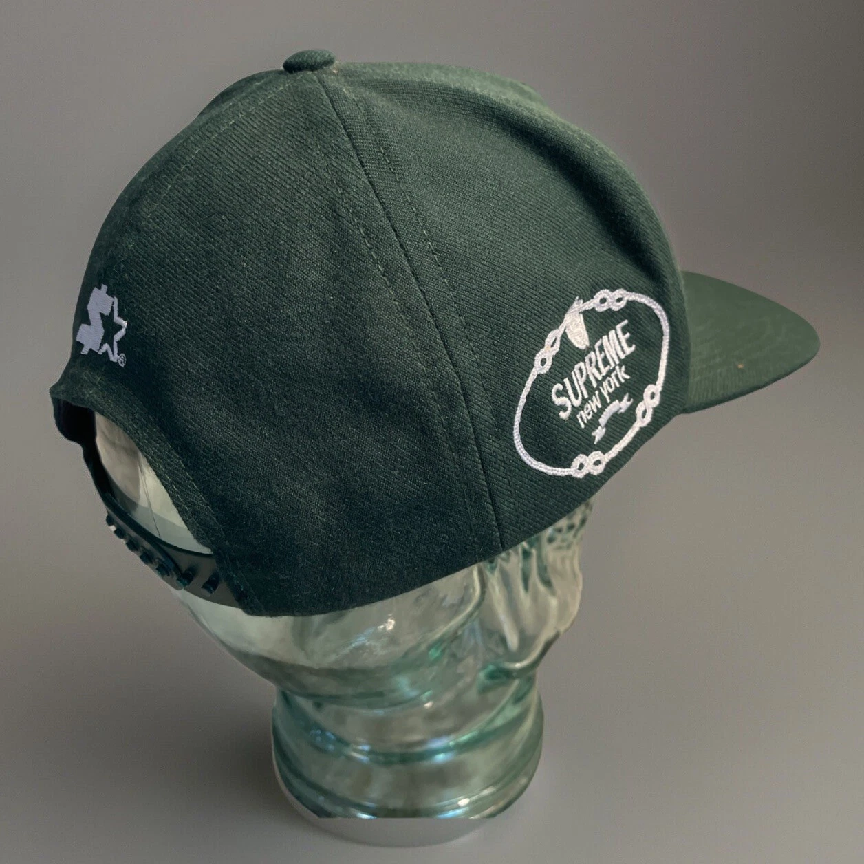 Casquette chapeau violet 5 panneaux logo latéral écusson suprême