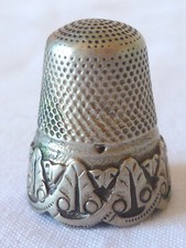 ANCIEN DÉ À COUDRE ARGENT MASSIF  (2)