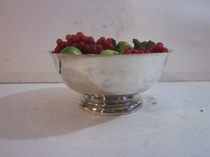 VINTAGE SHERIDAN SILVER PLATED SERVING BOWL W/ FAUX FRUITS APPLES & GRAPES 