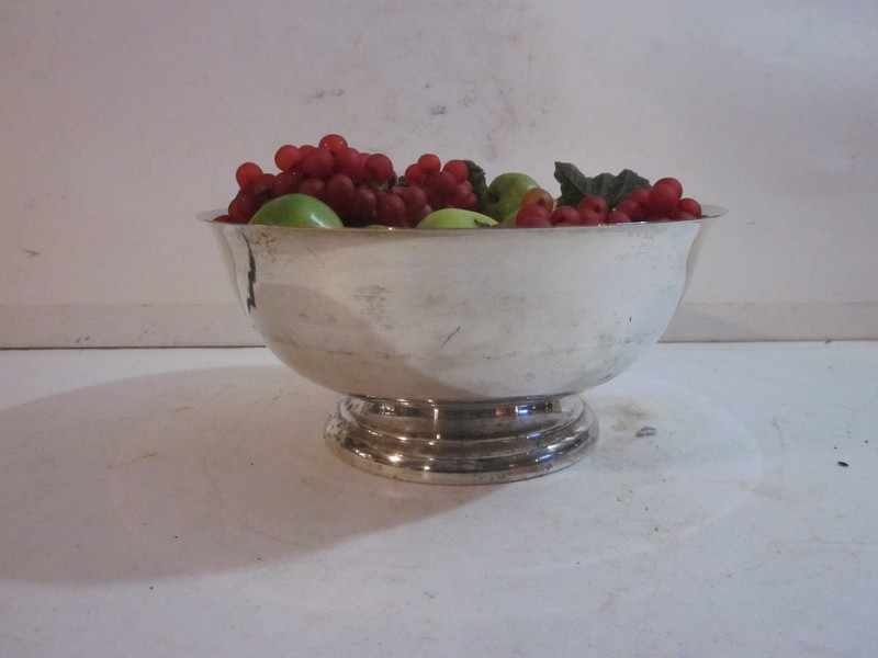 VINTAGE SHERIDAN SILVER PLATED SERVING BOWL W/ FAUX FRUITS APPLES & GRAPES 