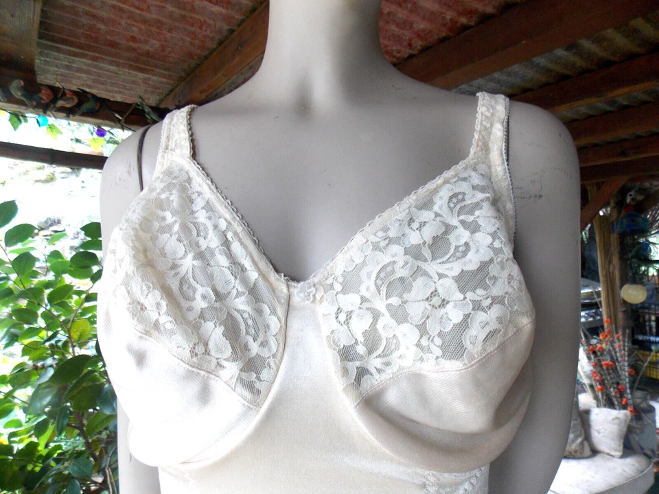 FLEXEES WOMEN'S OFF WHITE UNDERWIRE SPANDEX NYLON LACE TUMMY BODY SUIT 40D - Image 2 of 4