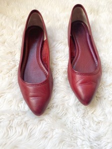 frye red flats