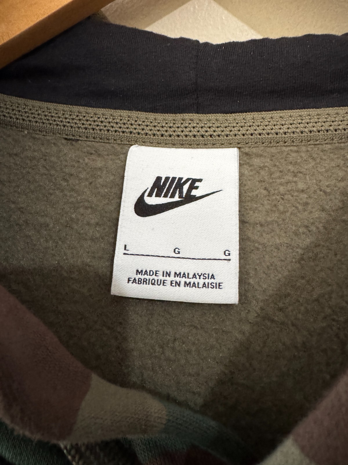 Nike NCAA Iowa Hawkeyes Football Team Issue PE Salute To Service Hoodie Mens L thumbnail 7