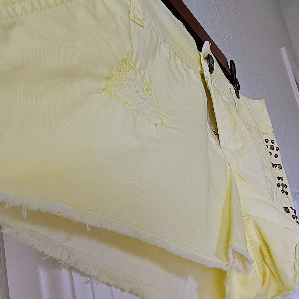DayTrip Capricorn Cutt Off Distressed Studded Shorts Juniors Sz 26 Yellow Denim - Image 4 of 4
