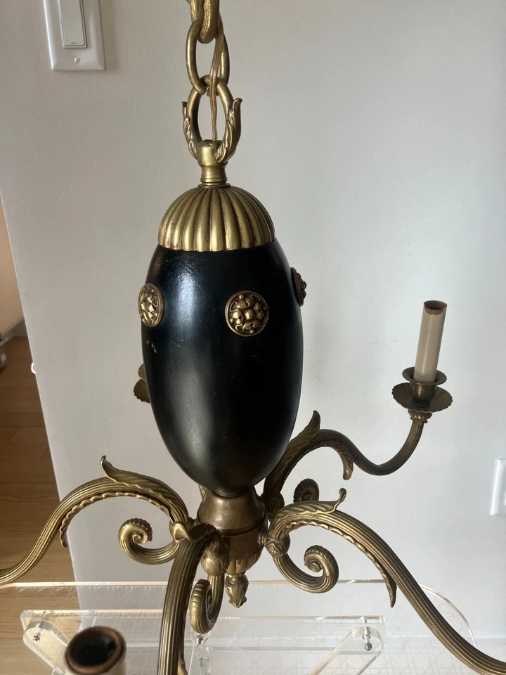 ) Lámpara de araña Empire de bronce de 5 brazos en buen estado de funcionamiento lista para colgar Foto 2 de 4