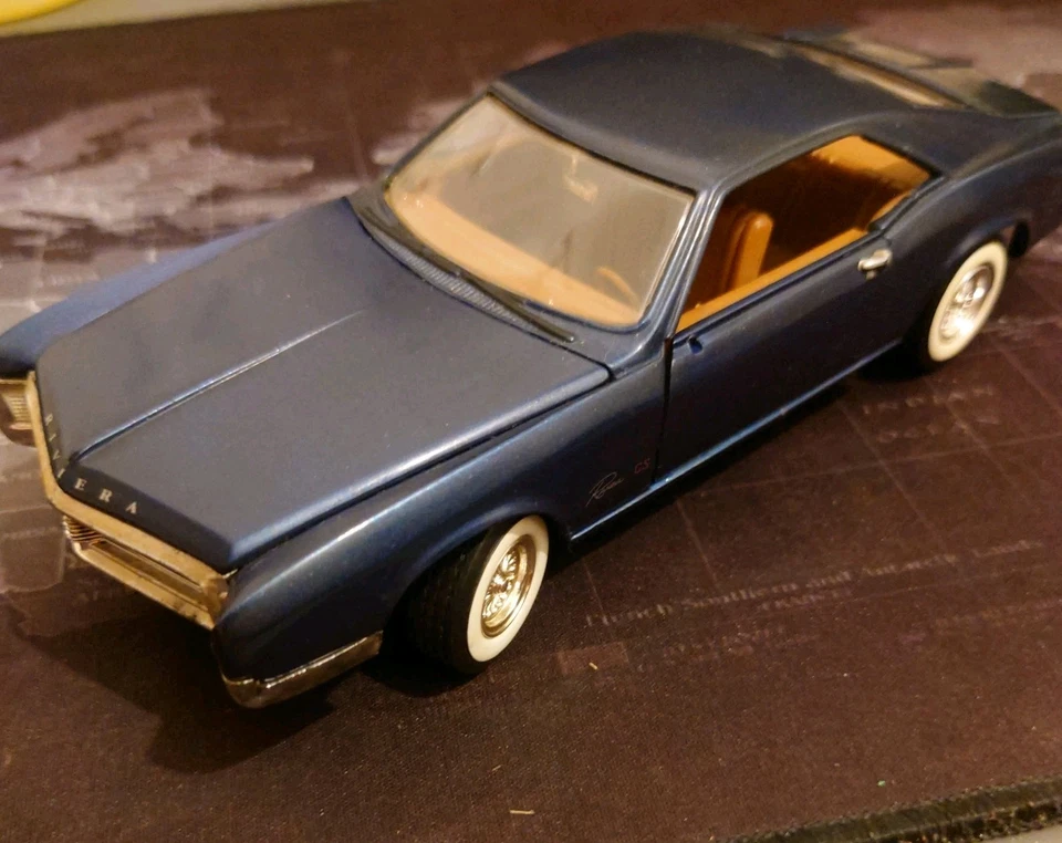 Modelo Buick Riviera 1966 escala 1:24 de Anson Collectors Foto 2 de 4