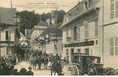 AUBE BAR SUR SEINE rue thiers Les Dragons nach der Überprüfung des 14.