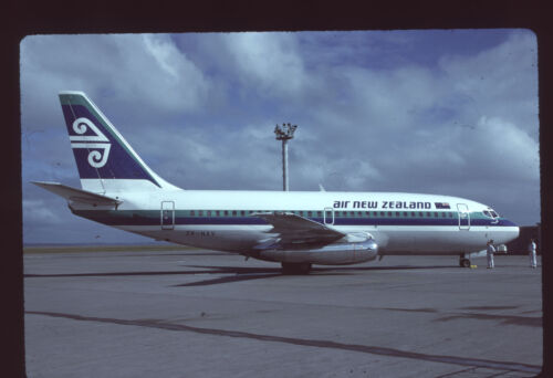 Orig 35 mm Airline Rutsche Air New Zealand 737-219A ZK-NAV - Bild 1 von 1