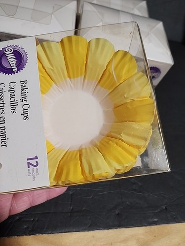 5 Wilton Large Beautiful Flowers each Pack has 12 Baking Cup Packages Yellow New - Picture 15 of 15
