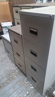 Metal filing cabinet 3 drawer good for storing files. one only 3 drawer.