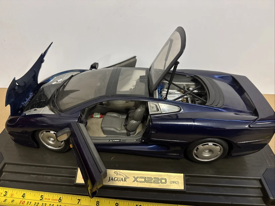 Maisto Jaguar XJ220 1992 modelo de coche - azul oscuro Foto 2 de 4