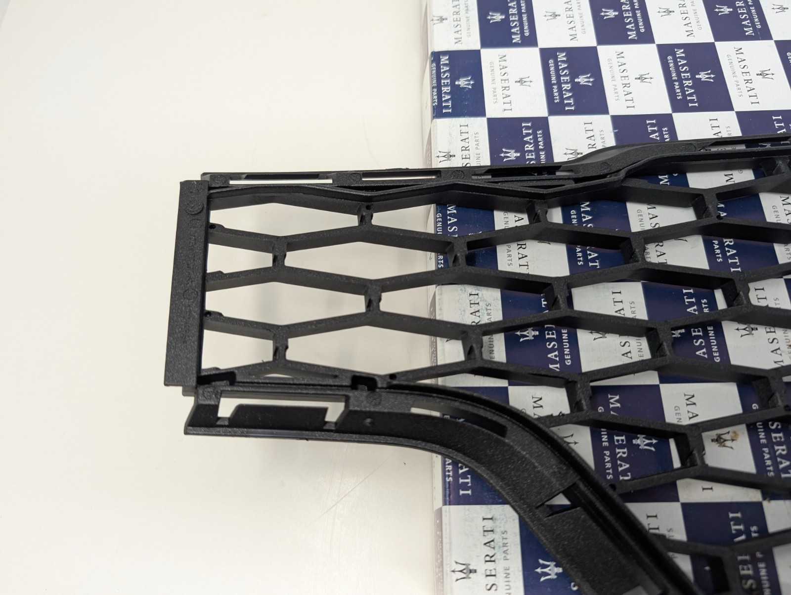 14-17 Maserati Ghibli Front Right Side Bumper Mesh Grille Bezel Cover Oem (G2)