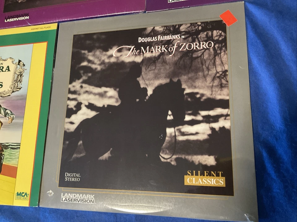 LaserDisc - The Iron Mask, The Mark Of Zorro, The Black Pirates, ++ 6 Discs - Image 4 of 4