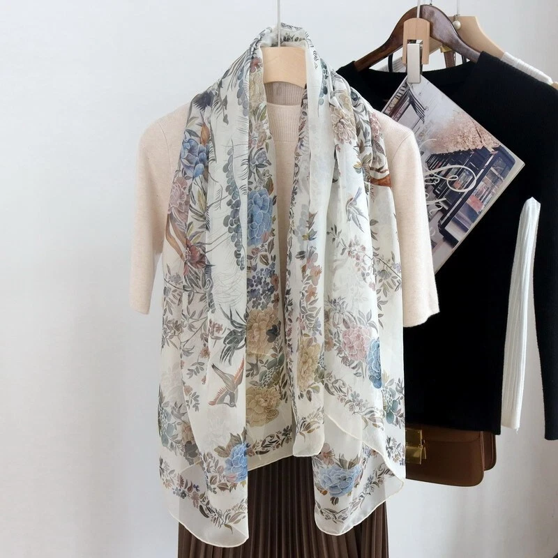 Bufanda envolvente de seda 100 % gasa pareo playa flores enrolladas a mano estampado de aves 54"*54" Foto 2 de 4