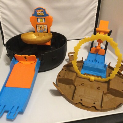 Hot Wheels Monster Trucks Stunt Tire Play Set Opens to Reveal Arean - works!