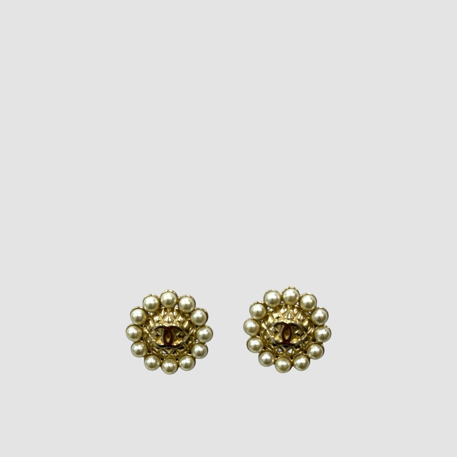 CHANEL Earring with Glass Pearl Details 151943673 thumbnail 2