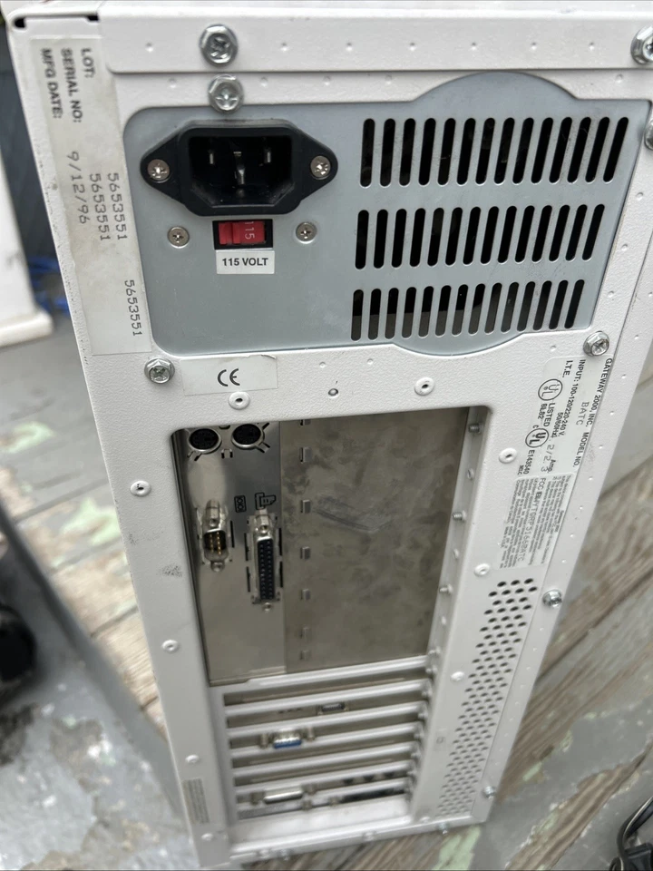 Vintage Gateway 2000 P5-133 Beige Full Tower w/ Powers In Untested - Image 4 of 4
