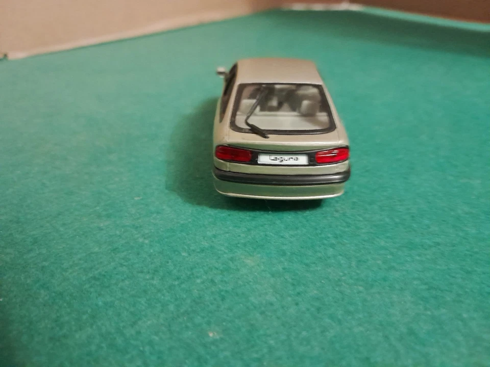 UNIVERSAL HOBBIES  RENAULT LAGUNA SEDAN SLATE GREY  NO BOX - Image 4 of 4