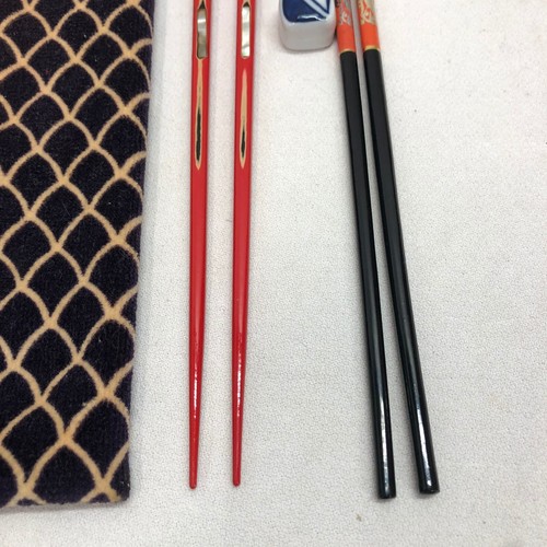 LOTE DE 2 PALILLOS JAPONESES DE 9" Y 10" CON BOLSA DE ALMACENAMIENTO Y RESTO DE PORCELANA  - Imagen 3 de 7