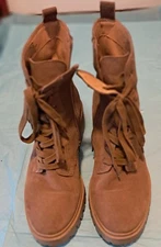 Crown Vintage Women's Boots. Size 10M. Brown/Tan. Pre-owned Good Condition