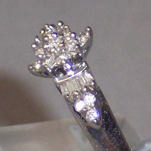 VINTAGE 10K WHITE GOLD DIAMOND CLUSTER RING - Picture 2 of 3