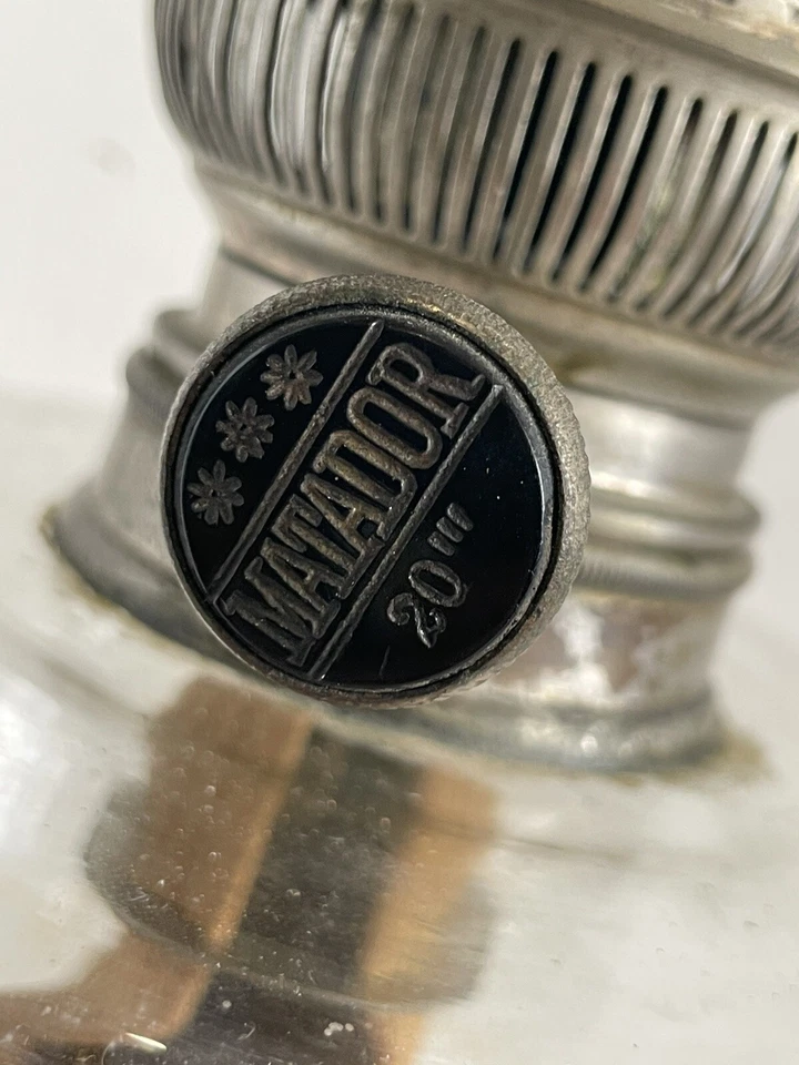 Lampe à Pétrole MATADOR 20" et son pied en étain finement décoré-verre d’origine - Photo 3/4