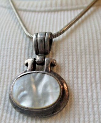 Pendentif Vintage En Nacre Sur Chaîne Ronde Argentée - Bijou Fantaisie Unisexe - Occasion Très Bon état