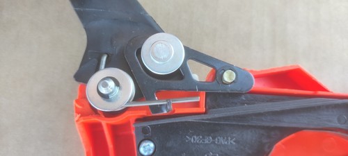 CARTER COPERCHIO FERMA FRENO CATENA PER MOTOSEGA A SCOPPIO 45CC 52CC 58CC - Foto 4 di 8