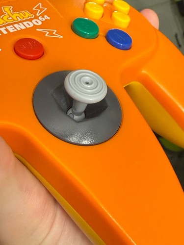 CAJA Mando Pikachu Naranja N64 Pokemon Japonés Nintendo 64 Japón Limitado - Imagen 17 de 17
