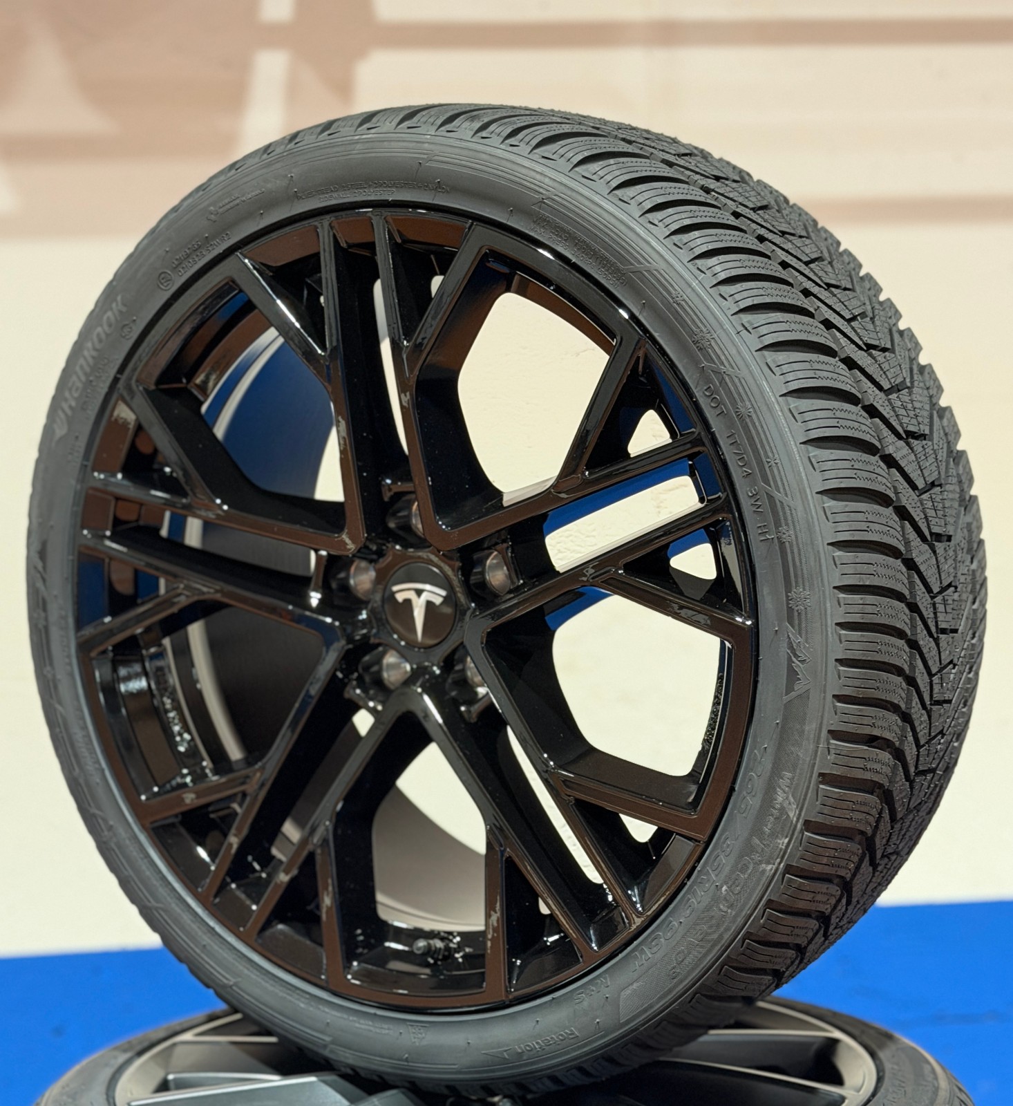 Tesla Y Juniper Standard 114kW Winterräder 235/55R18 Nexen Titan - Bild 9