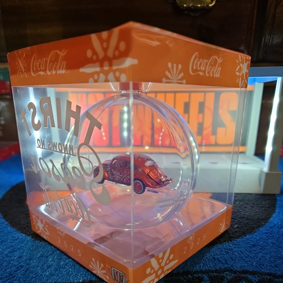 Рождественское украшение M2 Machines Coca-Cola. Volkswagen VW Beetle CHASE. 1/750 - Изображение 4 из 4