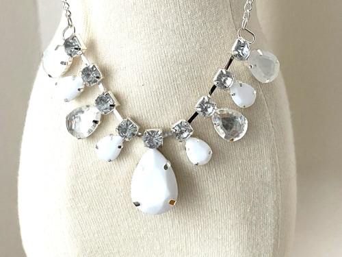 Collier Fantaisie Perles Plates Blanches - Bijou Occasion, Style épuré
