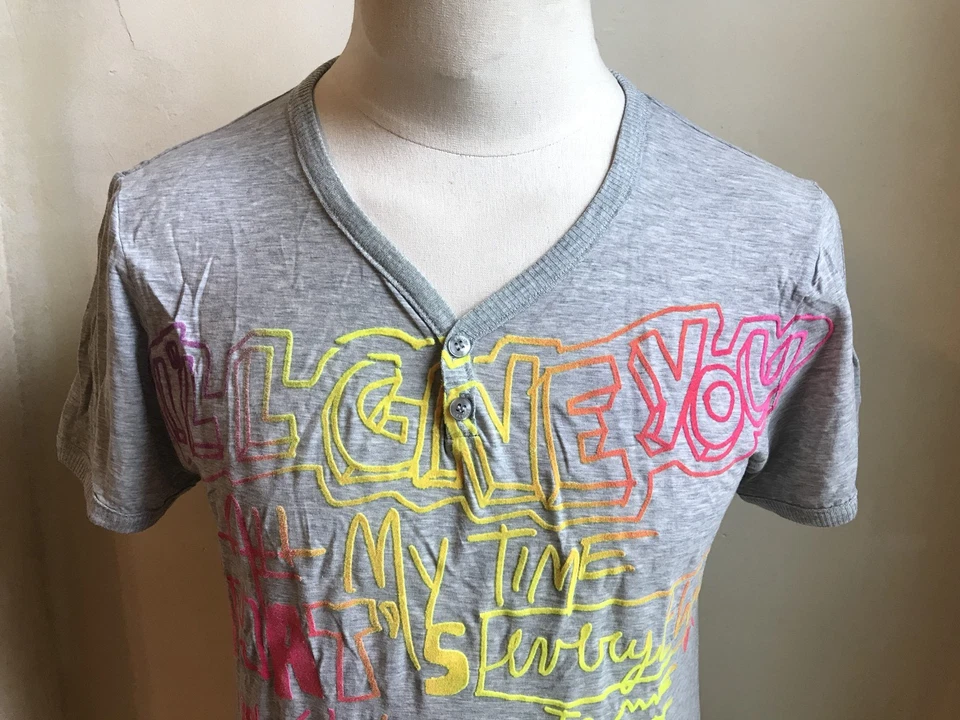 CAMISA GALLIANO by JOHN GALLIANO SERAFINO GRIS CUELLO EN V HENLEY NEÓN ESTAMPADO FRONTAL L Foto 2 de 4