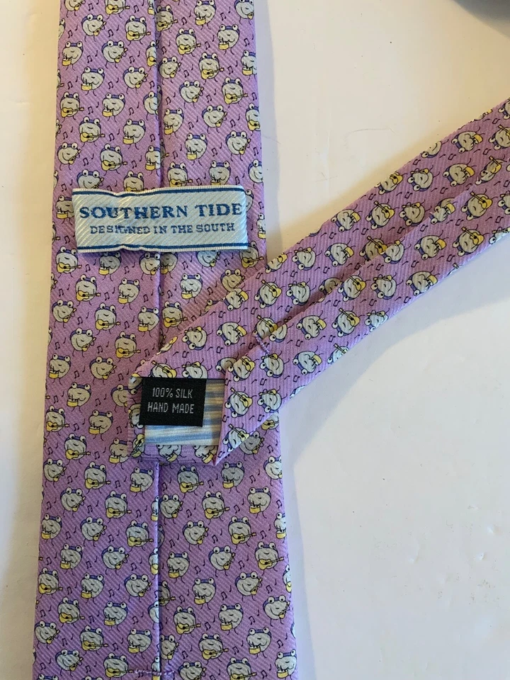 Corbata de seda Southern Tide para hombre pez púrpura tocando guitarra, batería 3 1/2” x 60” mano Foto 3 de 4