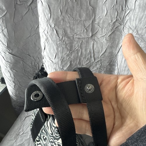 Fabletics - Mini Grip Duffle imprimé zèbre noir et blanc - Mini sac de sport (10,5"X7") - Photo 2/7