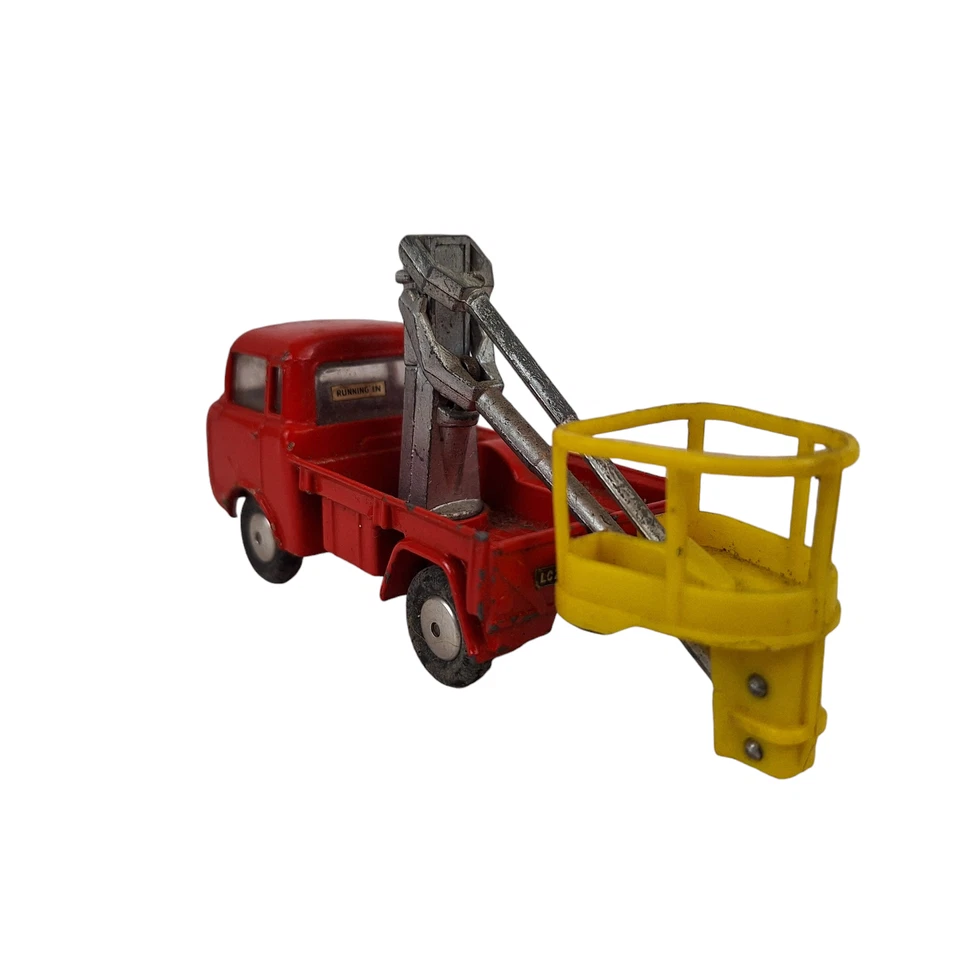 Литая винтажная красная гидравлическая воздушная платформа для грузовика Jeep FC-150 Corgi Toys 409 - Изображение 3 из 4