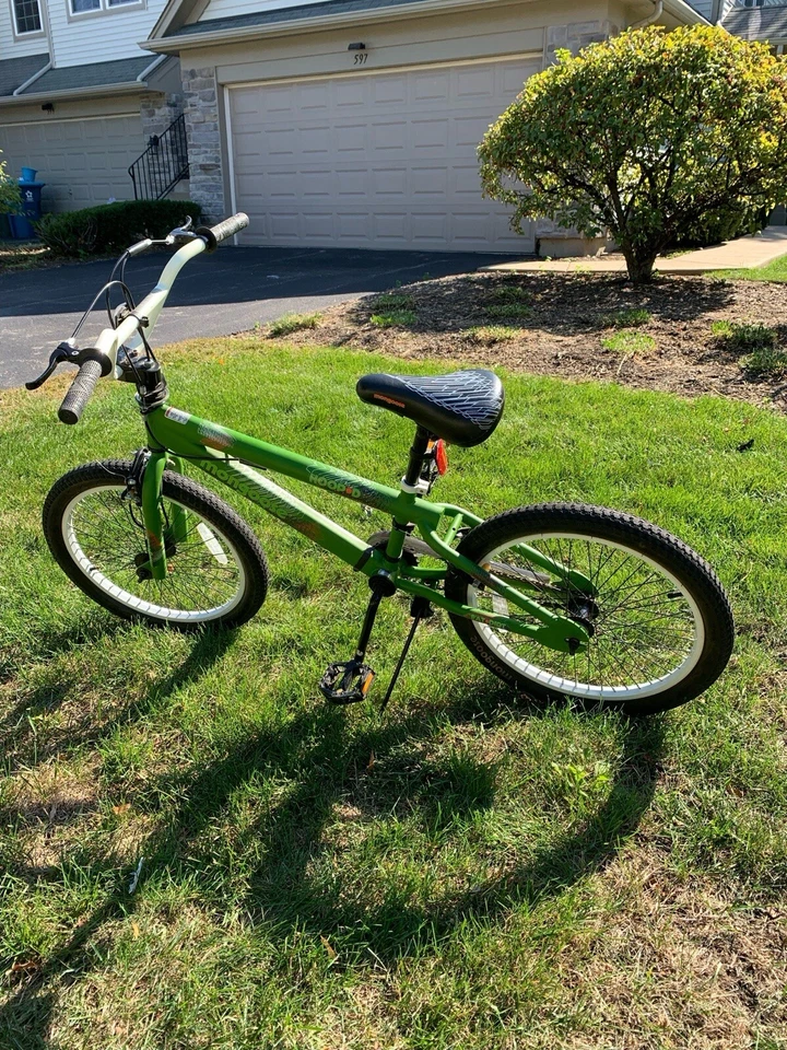 Bicicleta BMX Mongoose Hoop D - 20” verde Foto 2 de 4