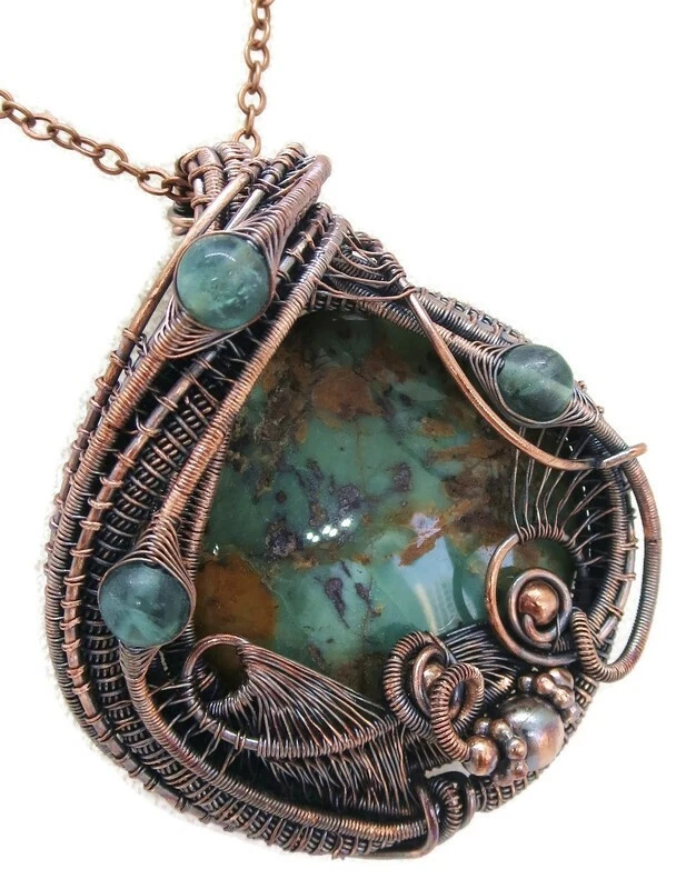 Colgante de ópalo verde africano en cobre con fluorita, envoltura de alambre Foto 3 de 4